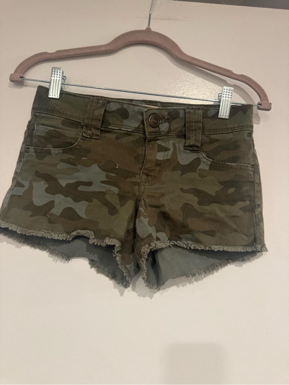Y2K LEI Ashley Low Rise Camo Micro Shorts Size 1 Olive Green Frayed Hem